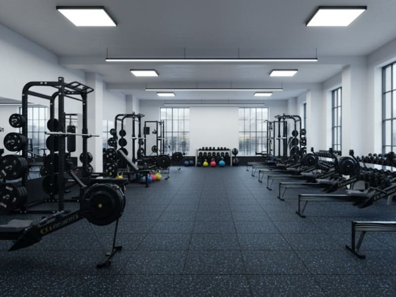 Изображение, демонстрирующее правильное использование поломоечной машины и pH-нейтрального чистящего средства для ухода за противоскользящими резиновыми полами в коммерческих помещениях